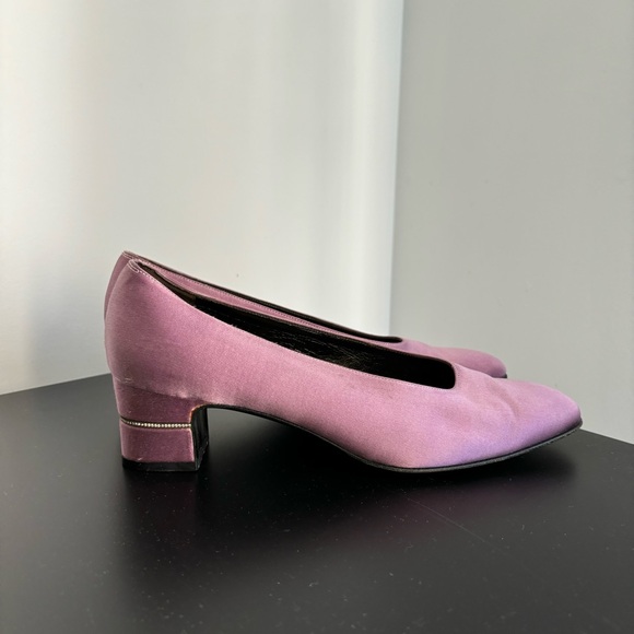 Salvatore Ferragamo lilac satin pumps with rhinestone embellishments - Picture 1 of 7